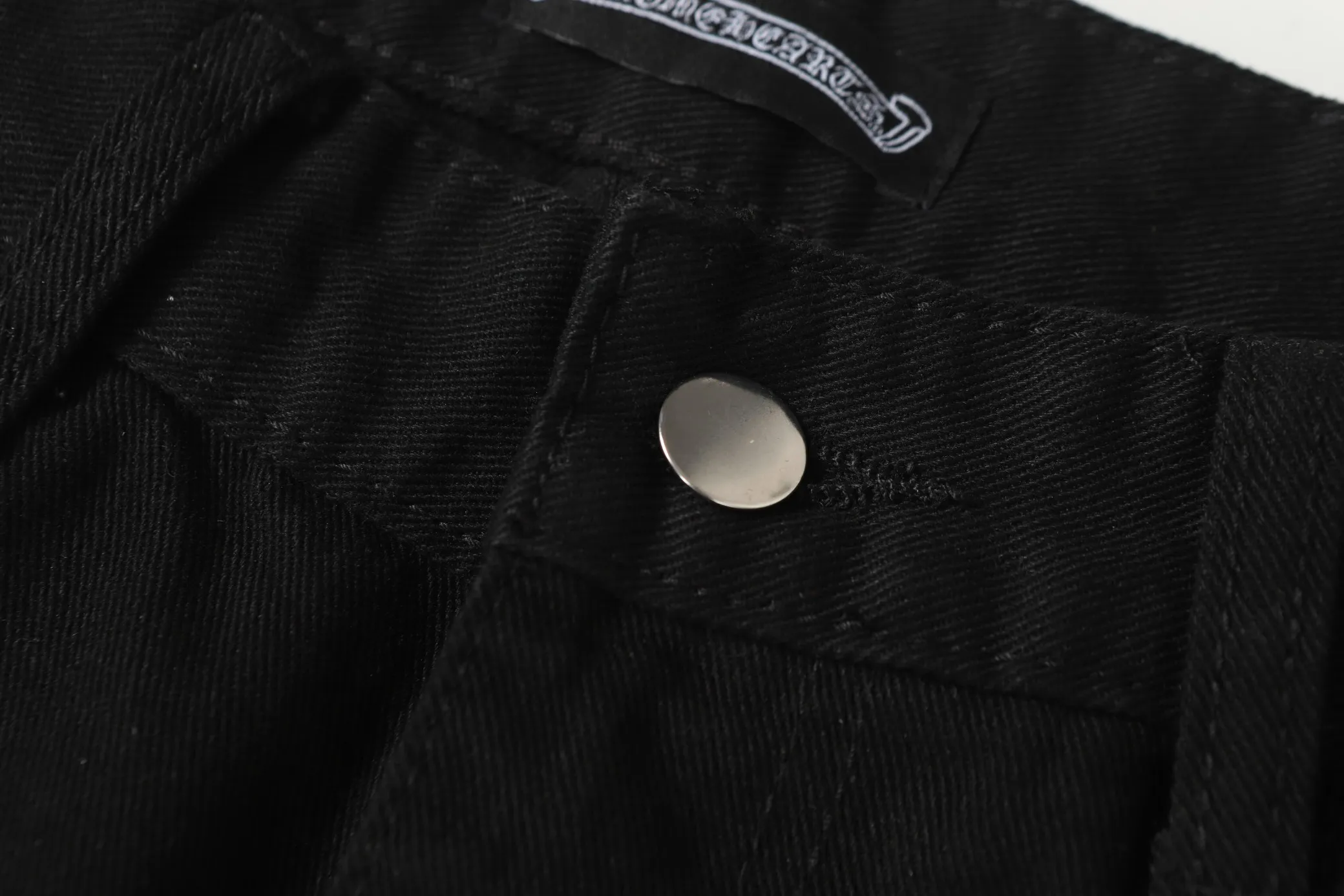 P280 -Chrome Hearts/Chrome Hearts 25ss classic colorful leather cross washed color fabric unisex denim trousers -Vibe style straight stacked god-level version -Carbon fine bias denim color fabric -Old vintage complete set of hardware - Chrome Hearts high version uses high-ounce custom fabrics, fermentation washing and soft color fixation, soft and thick to wear. The details are all hand-polished and crafted. All-over jacquard fabrics unique design style through multiple processes to create a full retro feel Niche unique non-contrasting shirt Customized distressed spray-painted buttons Craftsmanship in every detail Color: Picture color Code number: 28-36